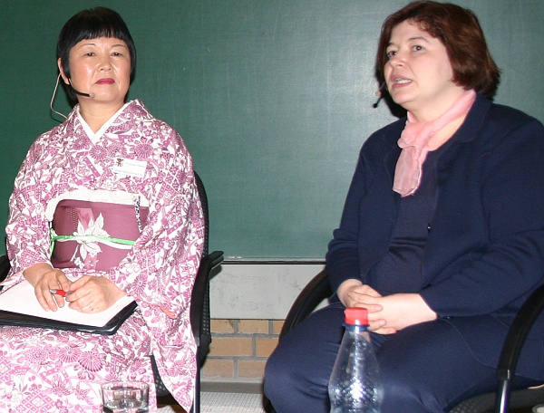 Podiumsdiskussion_2.jpg - Teruko Matushima-Fritz, Vorstandsvorsitzende der Deutsch-Japanischen Gesellschaft Karlsruhe e.V. // Juniorprof. Dr. Havva Engin, Institut für deutsche Sprache und Literatur an der Pädagogischen Hochschule Karlsruhe