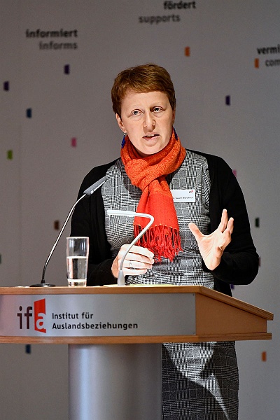 190926_BME1109_b_k.jpg - WIKA-Workshop und anschließende Preisverleihung des ifa-Forschungspreises Auswärtige Kulturpolitik an Dominik Herzner für seine Dissertation „Deutsche Auslandsschulen in Spanien. Instanzen Auswärtiger Kulturpolitik zwischen Konflikt und Kooperation“, die er an der RWTH Aachen vorgelegt hat. Die Laudatio hält die Leiterin der Zentralstelle für das Auslandsschulwesen, Heike Toledo.ifa-Forschungspreis:Mit dem ifa-Forschungspreis wird eine herausragende und die Forschung besonders weiterführende Dissertation ausgezeichnet, die Themen an der Schnittstelle zwischen Kultur und Außenpolitik bearbeitet. Der ifa-Forschungspreis Auswärtige Kulturpolitik ist mit 3.000 Euro dotiert.WIKA-Workshop „The Role of Civil Society in Cultural Relations“Zivilgesellschaftliche Akteure und international tätige NGO‘s gewinnen auf nationaler und internationaler Ebene zunehmend an Einfluss.Unter dem Motto „Die Rolle der Zivilgesellschaft in den Kulturbeziehungen“ widmet sich der WIKA-Workshop 2019 den interdisziplinären Themen „Kulturelle Zusammenarbeit und Shrinking Spaces“, „Jugend als zivilgesellschaftlicher Akteur“ und „Zivilgesellschaft und Staatlichkeit“.Der Wissenschaftliche Initiativkreis Kultur- und Außenpolitik (WIKA) ist ein interdisziplinäres Netzwerk, das Wissenschaftler, Praktiker und Studierende zusammenbringt, die in den Bereichen Politik, Kunst, Kultur und Medien tätig sind.Der diesjährige Workshop findet statt in enger Zusammenarbeit mit dem ifa, dem Zentrum für Angewandte Kulturwissenschaft, ZAK , der Arbeitsgruppe Zivilgesellschaft im Auswärtigen Amt, und der Anna-Lindh-Stiftung und ist offen für alle Interessierten.Jonas Khalil gestaltete mit seiner Gitarre den musikalischen Rahmen. Er studierte an den Musikhochschulen Karlsruhe, Darmstadt, Stuttgart und Salzburg und absolvierte jeden seiner vier Studiengänge mit Bestnote. Im Jahr 2016 erschien mit "Debut" seine CD-Premiere über das renommierte Klassiklabel hänssler CLASSIC, welches von Kritik und Publikum gleichermaßen euphorisch aufgenommen wurde. Die Veranstaltung fand statt im ifa Weltraum in Stuttgart am 26.09.2019.