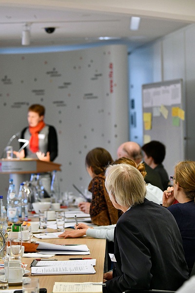 190926_BME1127_b_k.jpg - WIKA-Workshop und anschließende Preisverleihung des ifa-Forschungspreises Auswärtige Kulturpolitik an Dominik Herzner für seine Dissertation „Deutsche Auslandsschulen in Spanien. Instanzen Auswärtiger Kulturpolitik zwischen Konflikt und Kooperation“, die er an der RWTH Aachen vorgelegt hat. Die Laudatio hält die Leiterin der Zentralstelle für das Auslandsschulwesen, Heike Toledo.ifa-Forschungspreis:Mit dem ifa-Forschungspreis wird eine herausragende und die Forschung besonders weiterführende Dissertation ausgezeichnet, die Themen an der Schnittstelle zwischen Kultur und Außenpolitik bearbeitet. Der ifa-Forschungspreis Auswärtige Kulturpolitik ist mit 3.000 Euro dotiert.WIKA-Workshop „The Role of Civil Society in Cultural Relations“Zivilgesellschaftliche Akteure und international tätige NGO‘s gewinnen auf nationaler und internationaler Ebene zunehmend an Einfluss.Unter dem Motto „Die Rolle der Zivilgesellschaft in den Kulturbeziehungen“ widmet sich der WIKA-Workshop 2019 den interdisziplinären Themen „Kulturelle Zusammenarbeit und Shrinking Spaces“, „Jugend als zivilgesellschaftlicher Akteur“ und „Zivilgesellschaft und Staatlichkeit“.Der Wissenschaftliche Initiativkreis Kultur- und Außenpolitik (WIKA) ist ein interdisziplinäres Netzwerk, das Wissenschaftler, Praktiker und Studierende zusammenbringt, die in den Bereichen Politik, Kunst, Kultur und Medien tätig sind.Der diesjährige Workshop findet statt in enger Zusammenarbeit mit dem ifa, dem Zentrum für Angewandte Kulturwissenschaft, ZAK , der Arbeitsgruppe Zivilgesellschaft im Auswärtigen Amt, und der Anna-Lindh-Stiftung und ist offen für alle Interessierten.Jonas Khalil gestaltete mit seiner Gitarre den musikalischen Rahmen. Er studierte an den Musikhochschulen Karlsruhe, Darmstadt, Stuttgart und Salzburg und absolvierte jeden seiner vier Studiengänge mit Bestnote. Im Jahr 2016 erschien mit "Debut" seine CD-Premiere über das renommierte Klassiklabel hänssler CLASSIC, welches von Kritik und Publikum gleichermaßen euphorisch aufgenommen wurde. Die Veranstaltung fand statt im ifa Weltraum in Stuttgart am 26.09.2019.