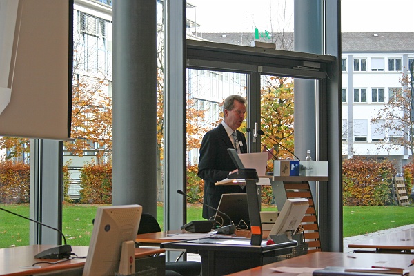 08.jpg - Dr. Waldemar Timm, Vice President der Kienbaum Executive Consultans GmbH: Vortrag "Führungskräfte für die globalisierte Wirtschaft: Persönlichkeit und Fachexpertise"