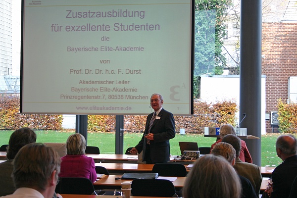 11.jpg -  Prof. Dr. Dr. h.c. Franz Durst, Leiter der Bayerischen Eliteakademie, Professor für Strömungsmechanik an der Universität Erlangen-Nürnberg: Vortrag "Zusatzaubildung für exzellente Studierende: Die Bayerische Elite-Akademie"