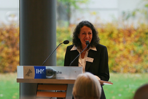 30.jpg - Einleitung durch Prof. Dr. Caroline Y. Robertson-von Trotha, Direktorin des ZAK