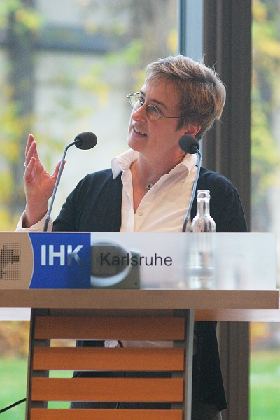 31.jpg - Bettina Jorzik, Programm-Managerin, Stifterverband für die Deutsche Wissenschaft: Vortrag "Das Aktionsprogramm „Schlüsselqualifikationenplus“ des Stifterverbandes für die Deutsche Wissenschaft und der Stiftung Mercator"