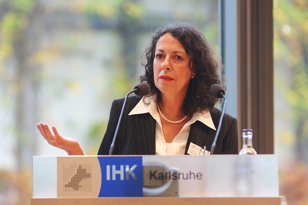 36.jpg - Prof. Dr. Caroline Y. Robertson-von Trotha: Moderation des Abschlusspodiums