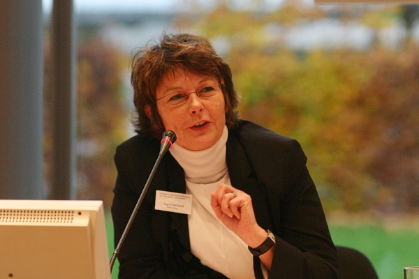 37.jpg - Dr. phil. Ingrid Isenhardt, Stellvertretende Leiterin des Zentrum für Lern- und Wissensmanagement / Lehrstuhl Informatik im Maschinenbau der RWTH Aachen: Abschlusspodium