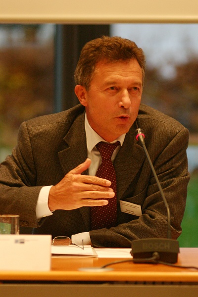 38.jpg - Dr. Claus Neb, Vorstand der Michelin Reifenwerke KgaA: Abschlusspodium