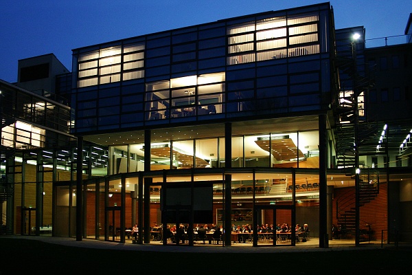 42.jpg - Gebäude der IHK Karlsruhe bei Nacht