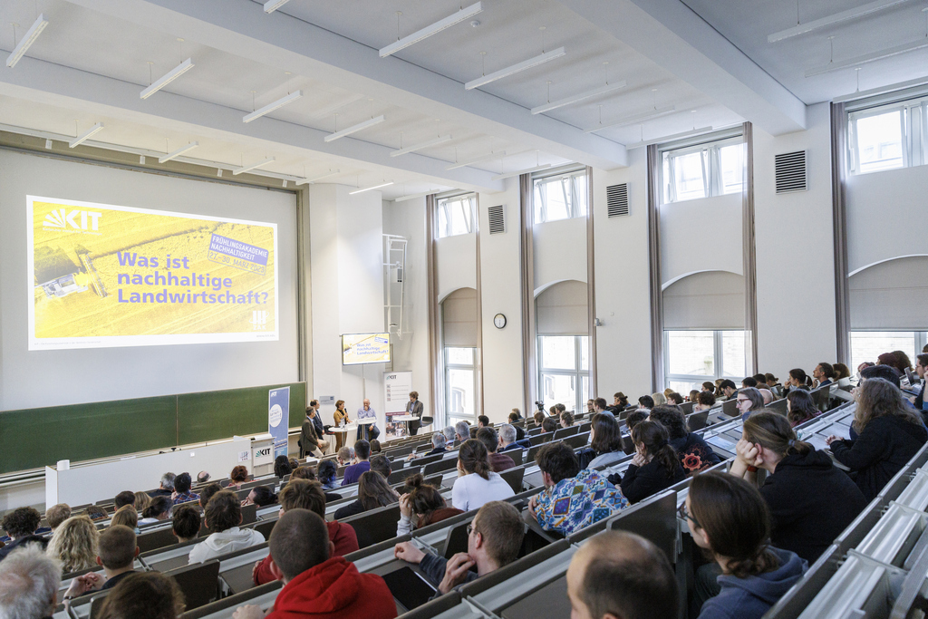 Studenten im Vorlesungssaal bei der Podiumsdiskussion