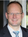 Porträtfoto Thomas Koch in Anzug und Krawatte